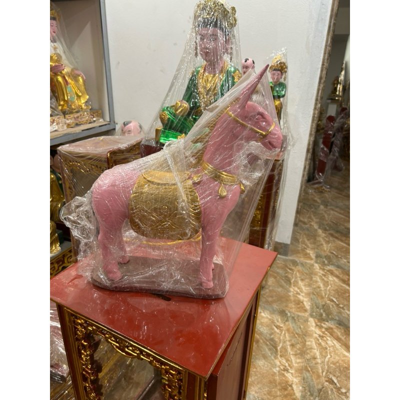 Ông ngựa thờ gỗ mít