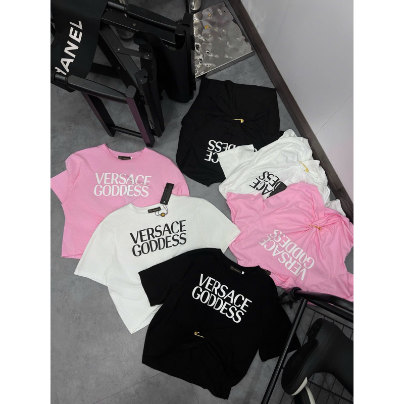 Áo thun croptop chữ Versace Godness kèm ghim băng