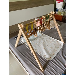 Kệ chữ A Cho Bé Kèm Móc Treo và Lục Lạc, bộ combo chào mừng bé sơ sinh, đồ chơi Chàng Trai Gỗ