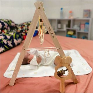 Kệ chữ A Cho Bé Kèm Móc Treo và Lục Lạc, bộ combo chào mừng bé sơ sinh, đồ chơi Chàng Trai Gỗ