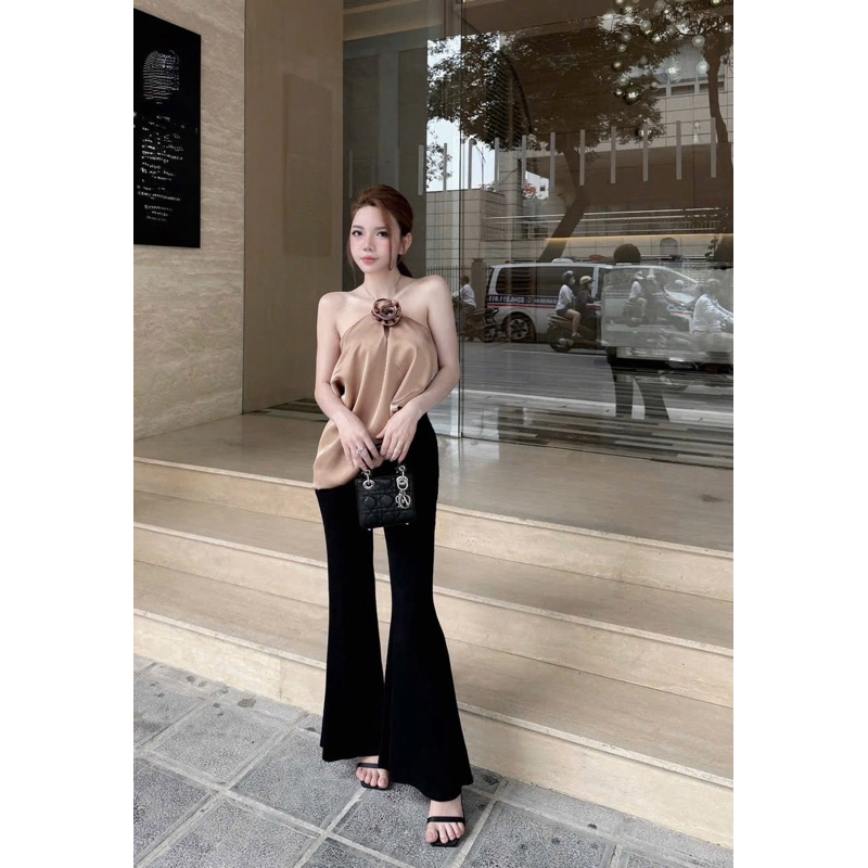 Áo lụa cổ yếm phối hoa hở lưng gợi cảm mix đồ xinh lắm
