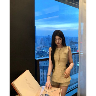 Set áo dạ tweet cổ tròn chiết eo đuôi xoè kết hợp quần short cạp cao