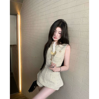Set áo dạ tweet cổ tròn chiết eo đuôi xoè kết hợp quần short cạp cao
