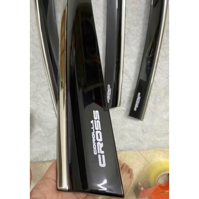 Vè che mưa chỉ inox xe Toyota Corolla Cross 2020-2025 chất liệu nhựa ABS cao cấp