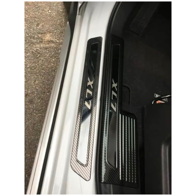 Ốp bậc cửa, nẹp bước chân xe Suzuki XL7 2019-2025 vân Carbon hàng cao cấp