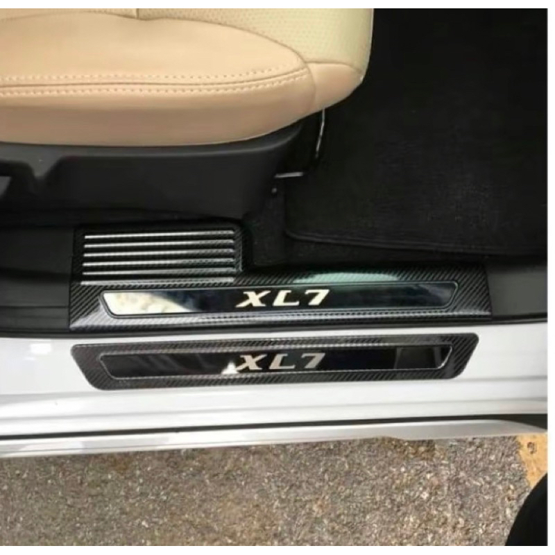 Ốp bậc cửa, nẹp bước chân xe Suzuki XL7 2019-2025 vân Carbon hàng cao cấp