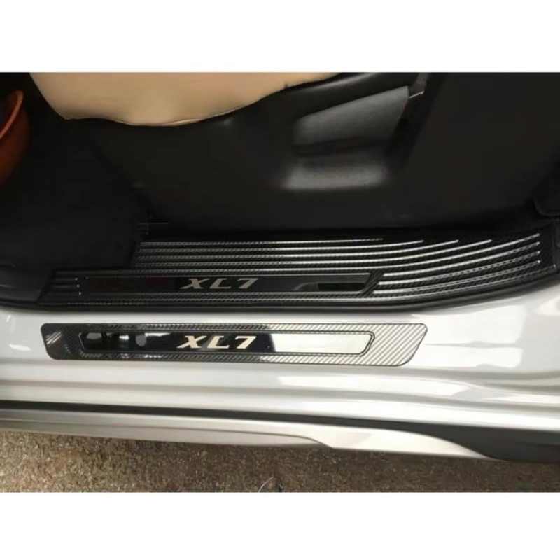 Ốp bậc cửa, nẹp bước chân xe Suzuki XL7 2019-2025 vân Carbon hàng cao cấp