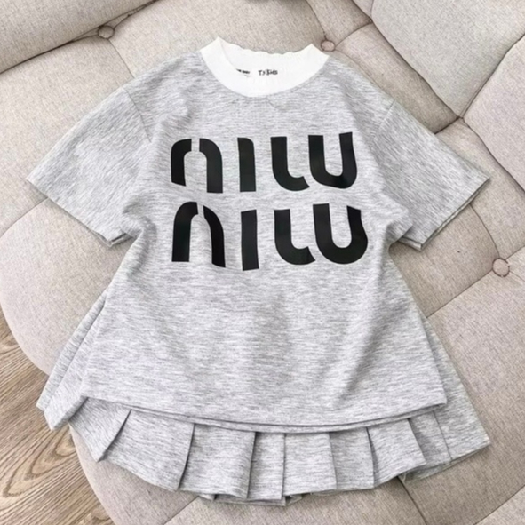 13-45KG tuổi. Sét chân váy xếp ly có lót váy cho bé gái in chữ NIW NIW chất vải cotton mềm mịn thấm hút mồ hôi. VS03
