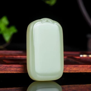 Mặt dây chuyền vô sự bài ngọc hòa điền tự nhiên màu xanh nhạt ,có kiểm định