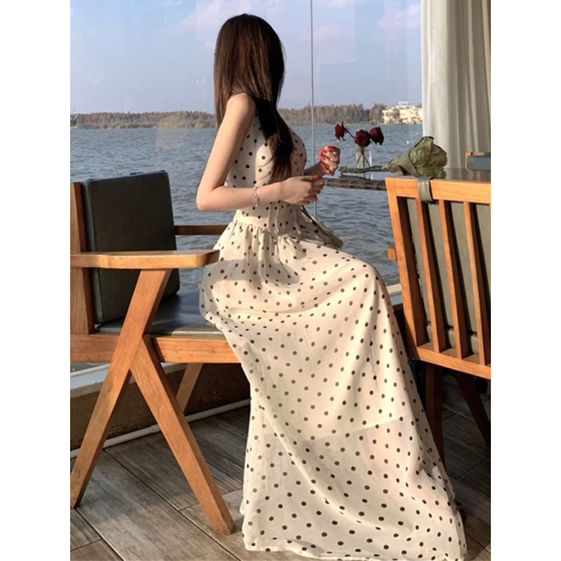 Đầm Maxi Cổ Yếm Chấm Bi Đen – Xoè Thanh Lịch, Tôn Dáng Công Chúa