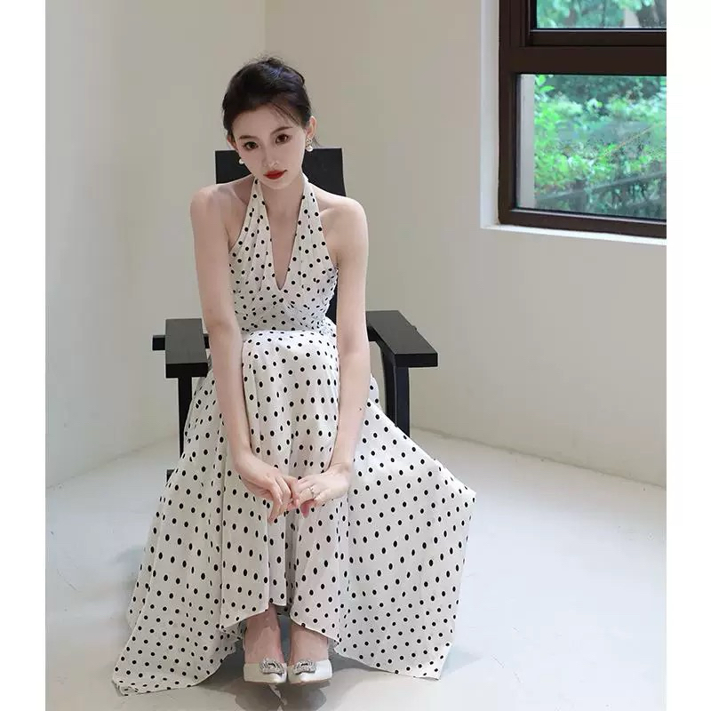 Đầm Maxi Cổ Yếm Chấm Bi Đen – Xoè Thanh Lịch, Tôn Dáng Công Chúa