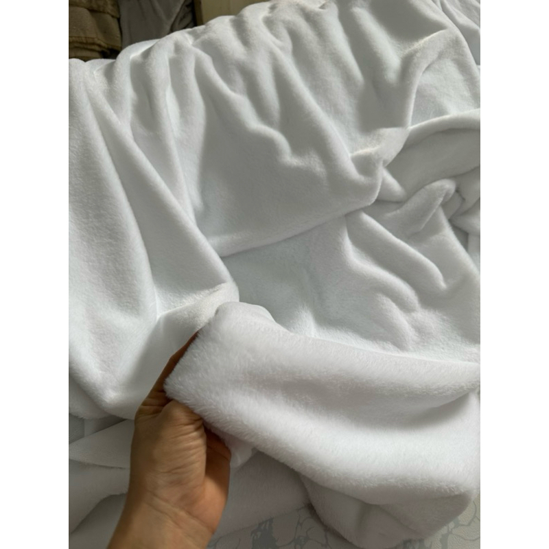 Thảm lông mịn màu trắng lót tủ kính - Thảm lông màu trắng tinh trải tủ điện thoại