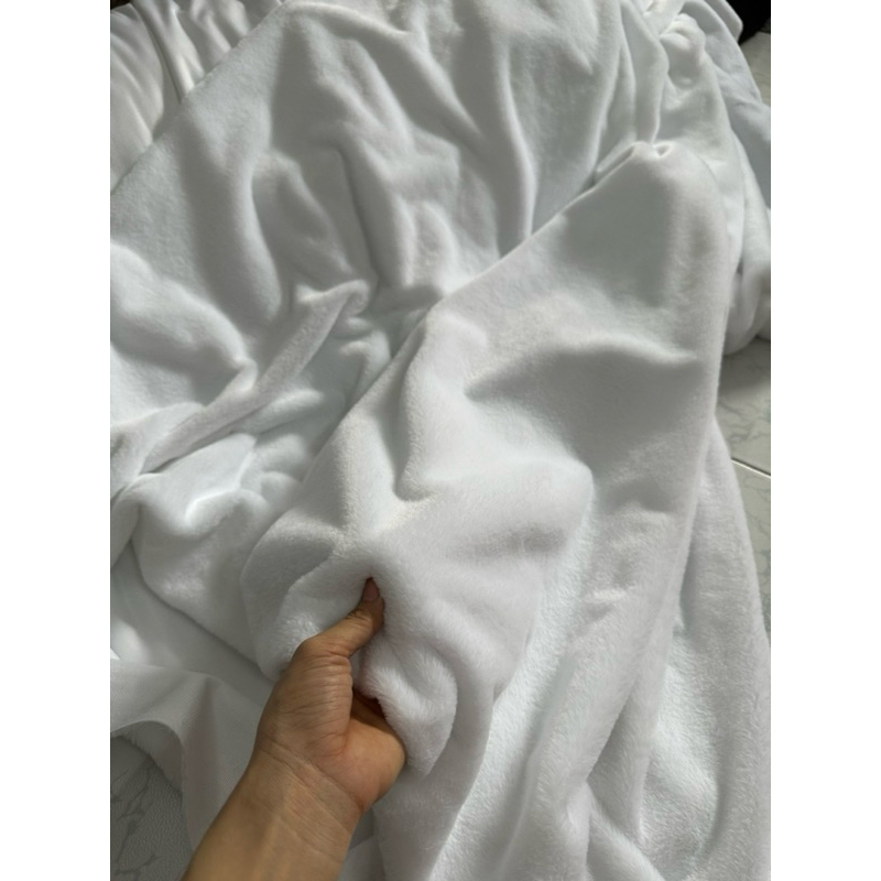Thảm lông mịn màu trắng lót tủ kính - Thảm lông màu trắng tinh trải tủ điện thoại