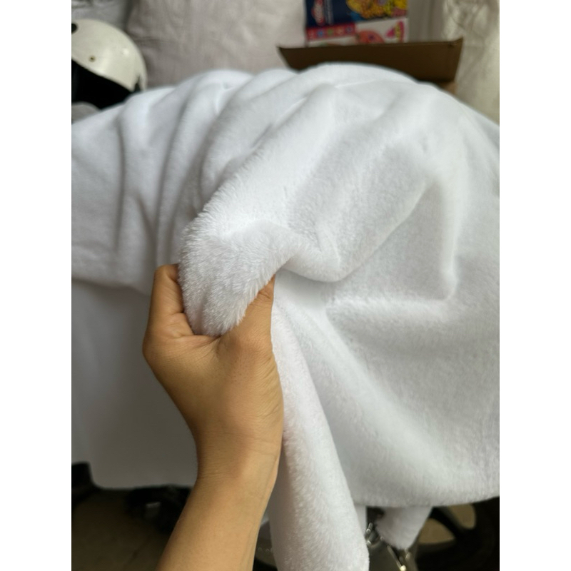 Thảm lông mịn màu trắng lót tủ kính - Thảm lông màu trắng tinh trải tủ điện thoại