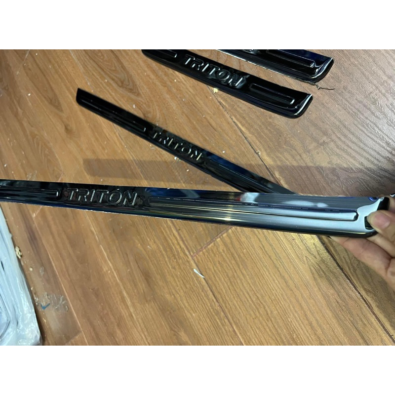 Ốp bậc cửa, nẹp bước chân trong, ngoài xe Triton 2015- 2024, 2025 vân titan cao cấp