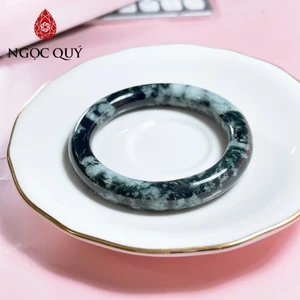 Vòng cẩm thạch A Myanmar - Ngọc phỉ thúy type A bản tròn 10mm gà đen vân bông xanh ni 55-58 - Ngoc Quý