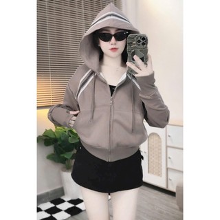 ÁO KHOÁC NỈ PHỐI VIỀN SỌC QUA NÓN NỔI BẬT PHONG CÁCH TRẺ TRUNG CÁ TÍNH PHÙ HỢP THỜI TRANG