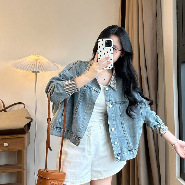 Áo Khoác Denim Xanh Nhạt Form Rộng Phối Quần Be Ống Suông Thanh Lịch Joolate