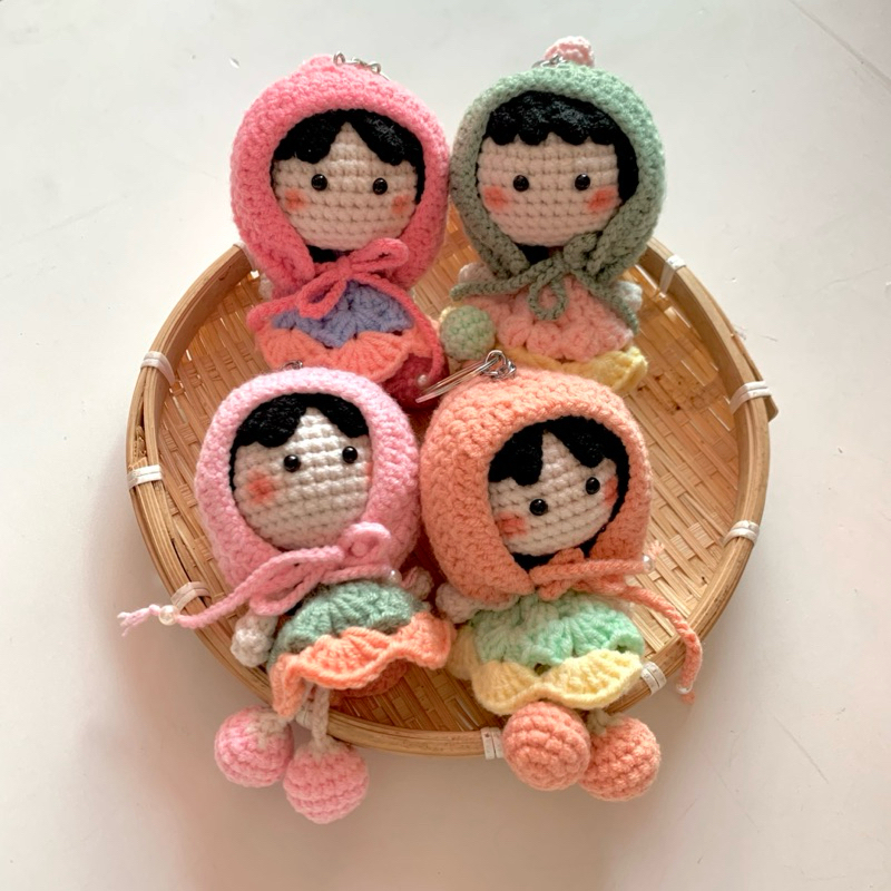 Móc Khoá Len Cô Bé Búp Bê Cầu Mưa Quàng Khăn Bận Váy Handmade Mềm Mịnu