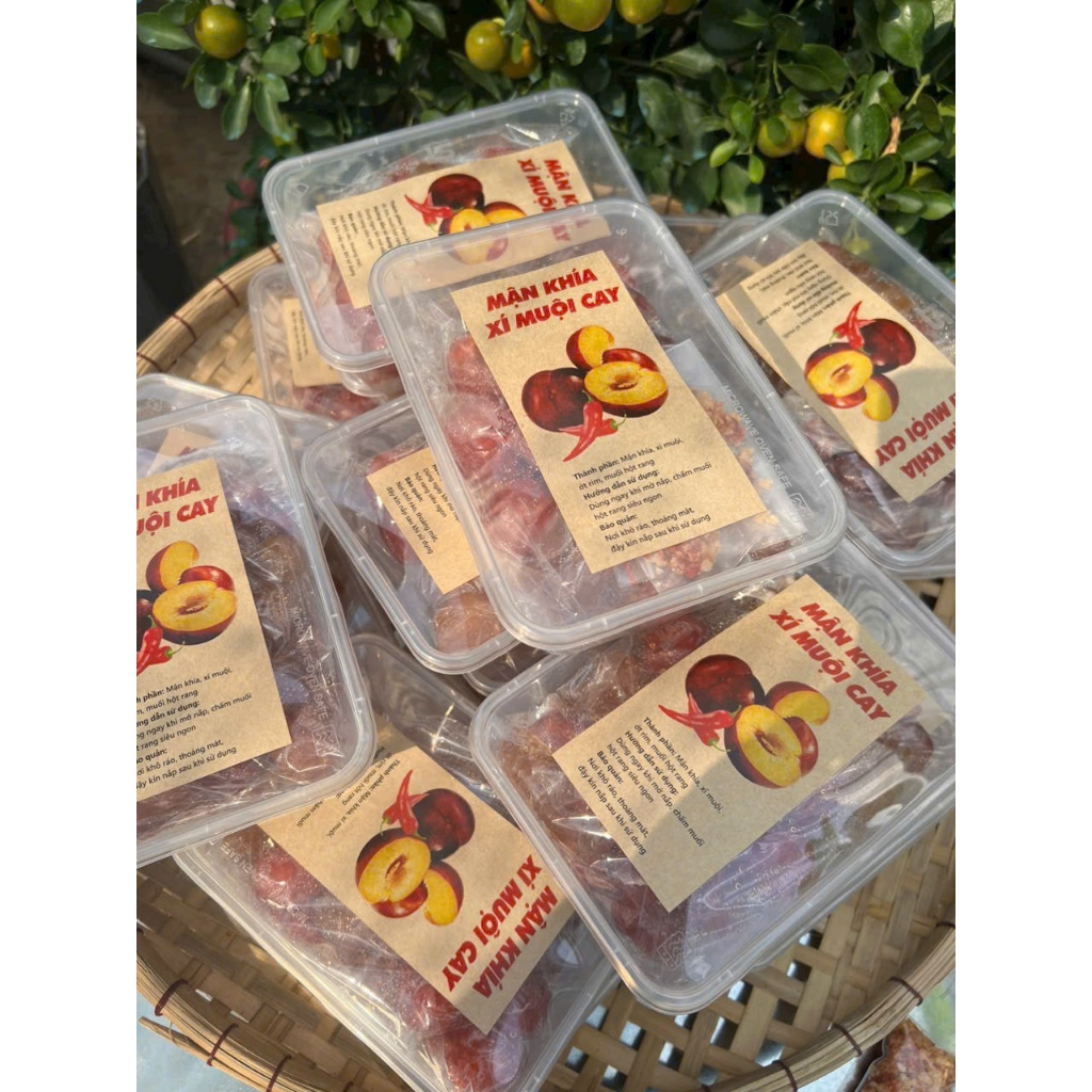 MẬN KHÍA XÍ MUỘI Kèm Muối Hột Rang Tay - Hộp 500gr - Ăn vặt Su Xoắn