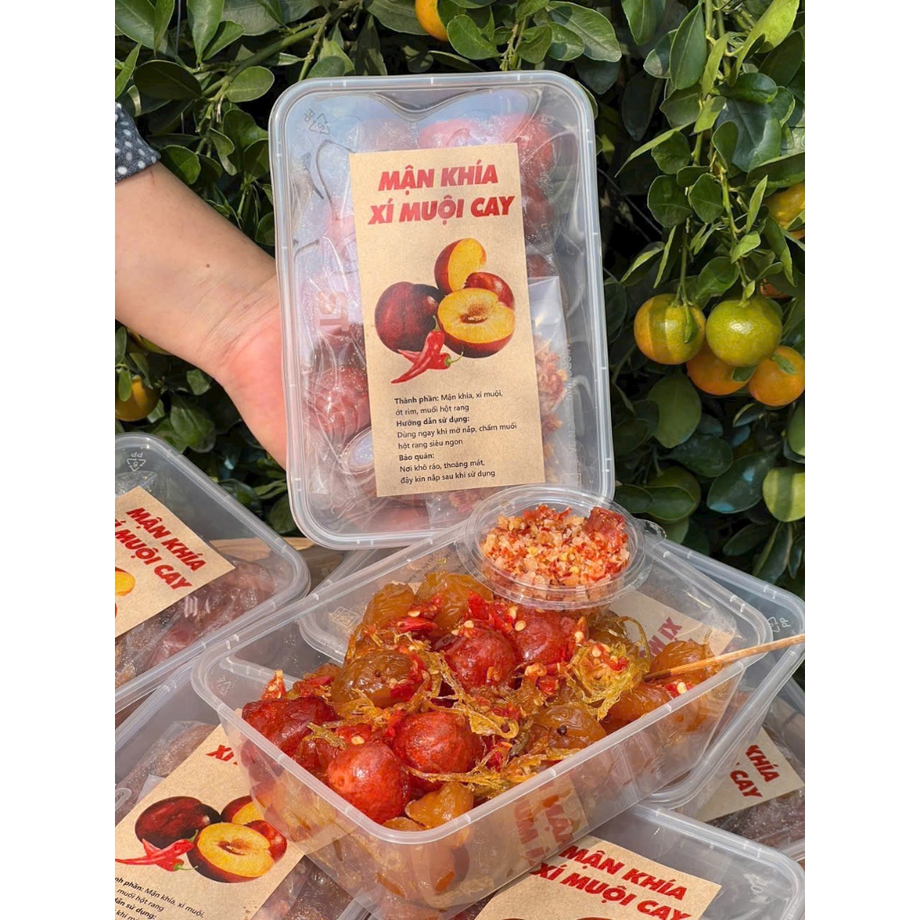 MẬN KHÍA XÍ MUỘI Kèm Muối Hột Rang Tay - Hộp 500gr - Ăn vặt Su Xoắn