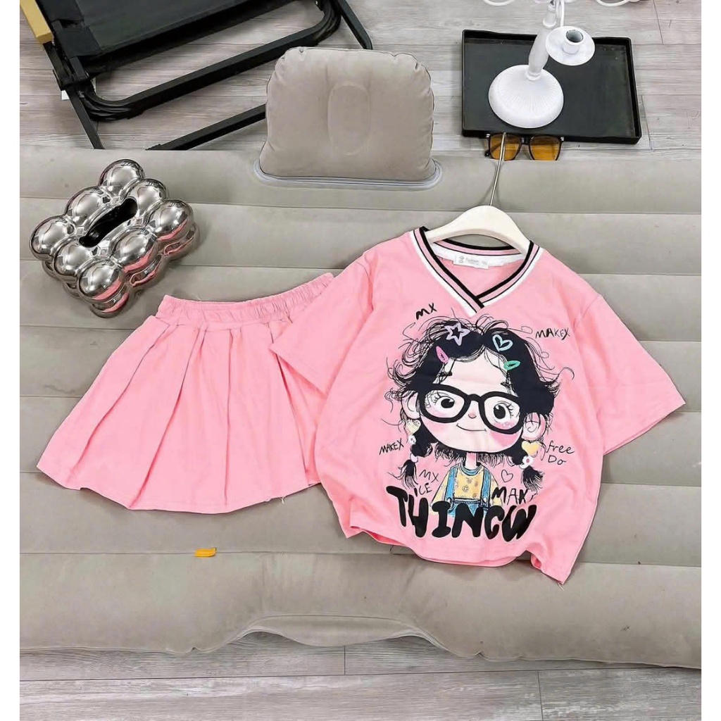 4-15 tuổi. Sét chân váy xếp ly có lót váy cho bé gái in hình cô gái tóc rối chất vải cotton mềm mịn thấm hút mồ hôi.V04