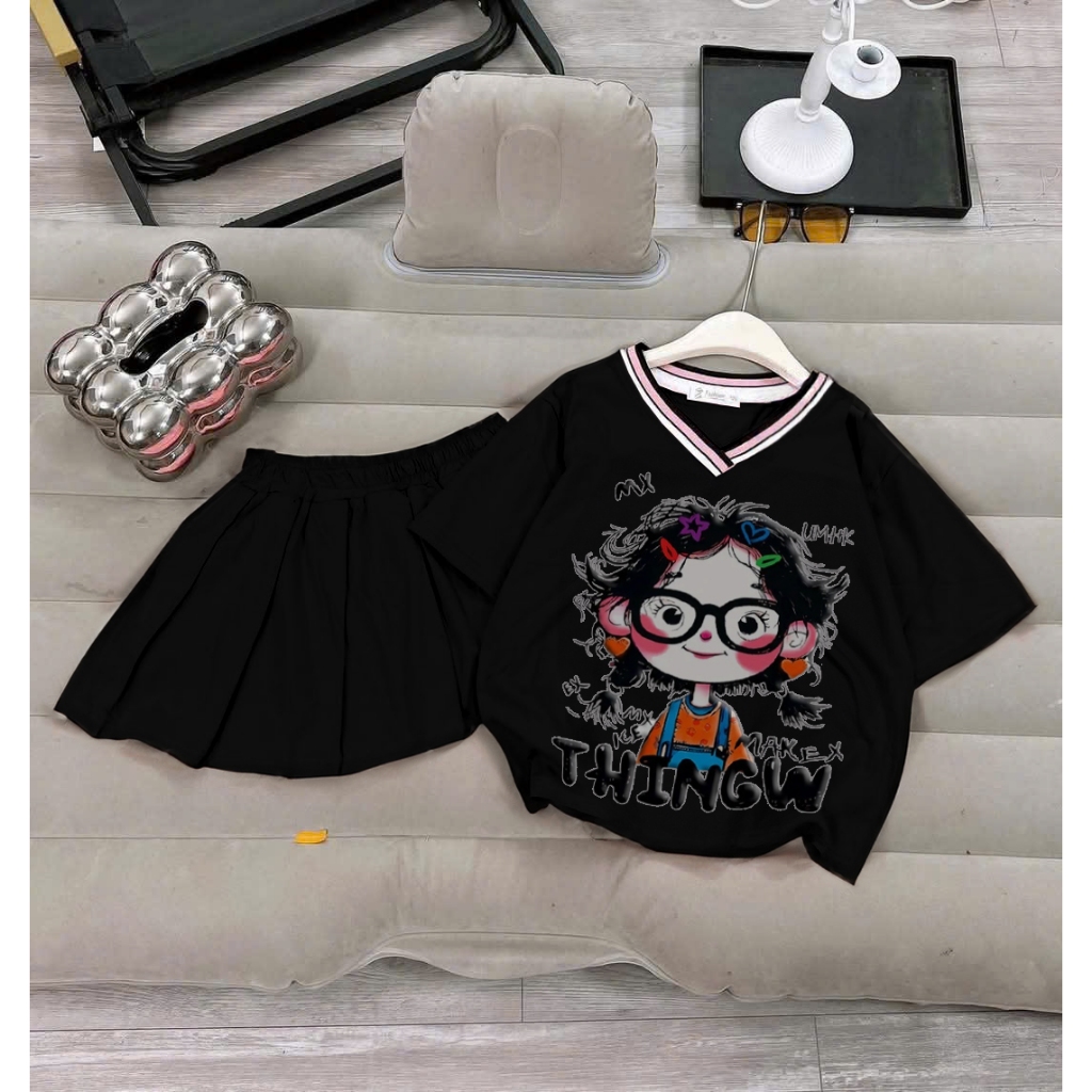 4-15 tuổi. Sét chân váy xếp ly có lót váy cho bé gái in hình cô gái tóc rối chất vải cotton mềm mịn thấm hút mồ hôi.V04