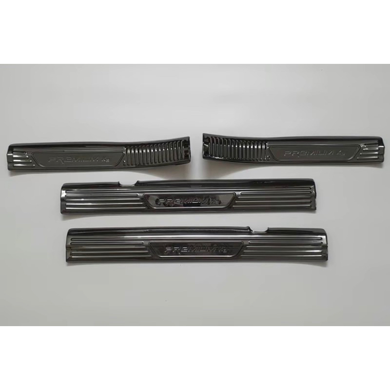 Ốp bậc cửa, nẹp bước chân xe KIA K3 2022-2025 vân Titan hàng cao cấp (CHỮ NGẪU NHIÊN THEO ĐỢT)