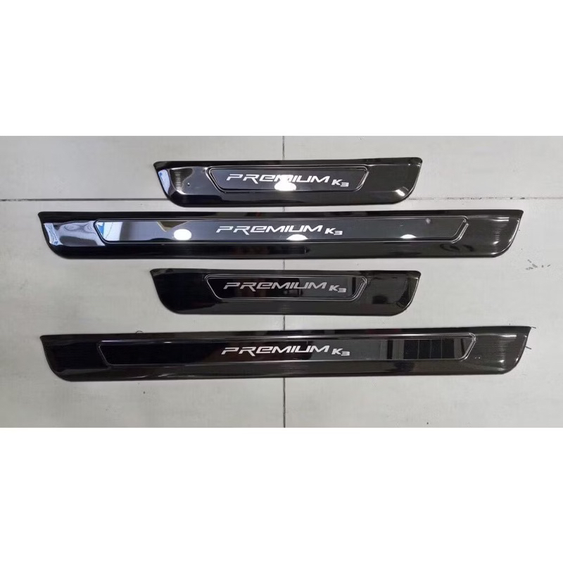 Ốp bậc cửa, nẹp bước chân xe KIA K3 2022-2025 vân Titan hàng cao cấp (CHỮ NGẪU NHIÊN THEO ĐỢT)