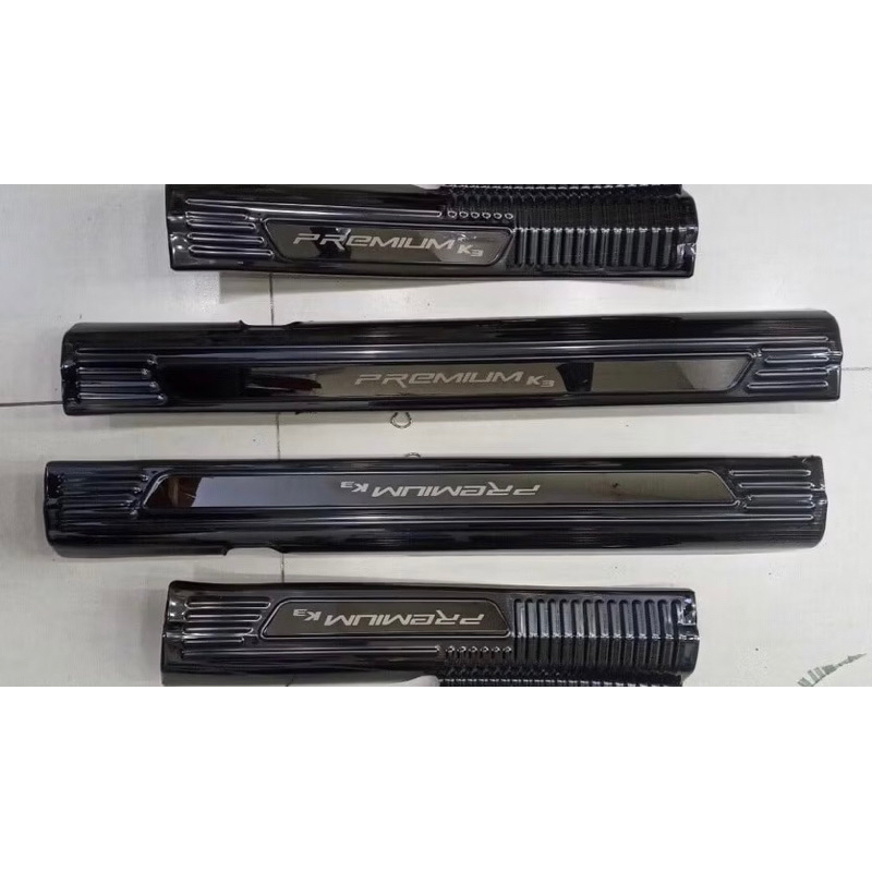 Ốp bậc cửa, nẹp bước chân xe KIA K3 2022-2025 vân Titan hàng cao cấp (CHỮ NGẪU NHIÊN THEO ĐỢT)