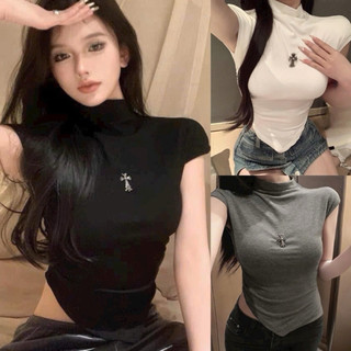 Áo croptop cổ lọ chất thun tăm trắng đen xám gắn huy hiệu cao cấp VANISA CT100