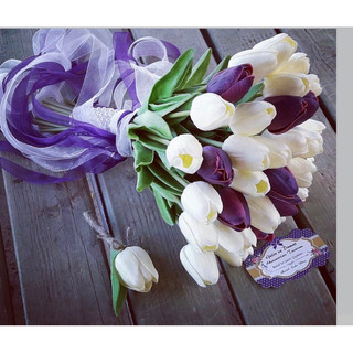Bó hoa cưới cầm tay cô dâu tulip trắng tím Tl001 tay cầm hạt trai