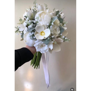 bó hoa cưới cầm tay cô dâu linh Lan, mộc Lan trắng vào Hồng bạch M001