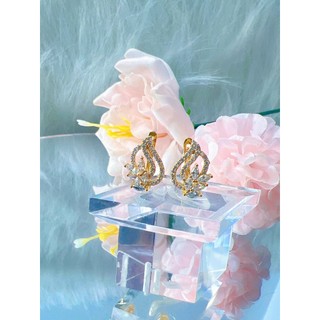 HOA TAI GIỌT NƯỚC ĐÍNH ĐÁ MẠ VÀNG 18CA KHÓA XIÊN ĐÙI GÀ CAO CẤP, ĐẸP NHƯ GIỌT SƯƠNG Chất liệu titan mạ vàng 18k – nhẹ t