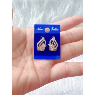 HOA TAI GIỌT NƯỚC ĐÍNH ĐÁ MẠ VÀNG 18CA KHÓA XIÊN ĐÙI GÀ CAO CẤP, ĐẸP NHƯ GIỌT SƯƠNG Chất liệu titan mạ vàng 18k – nhẹ t