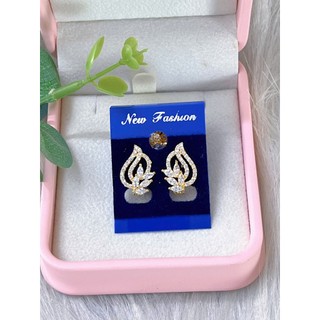 HOA TAI GIỌT NƯỚC ĐÍNH ĐÁ MẠ VÀNG 18CA KHÓA XIÊN ĐÙI GÀ CAO CẤP, ĐẸP NHƯ GIỌT SƯƠNG Chất liệu titan mạ vàng 18k – nhẹ t