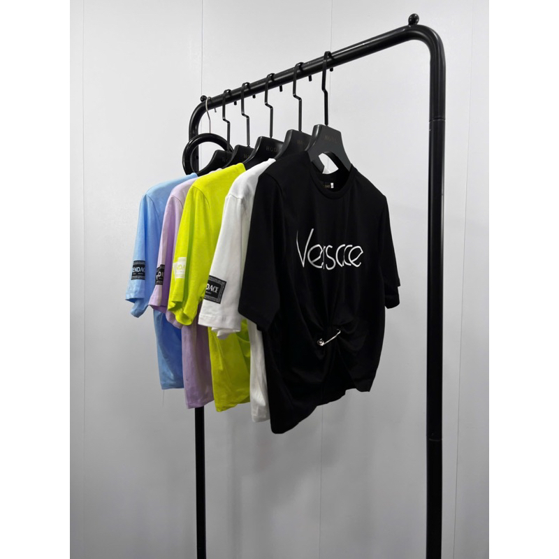 Áo croptop chữ Versace nhiều màu kèm ghim băng bạc