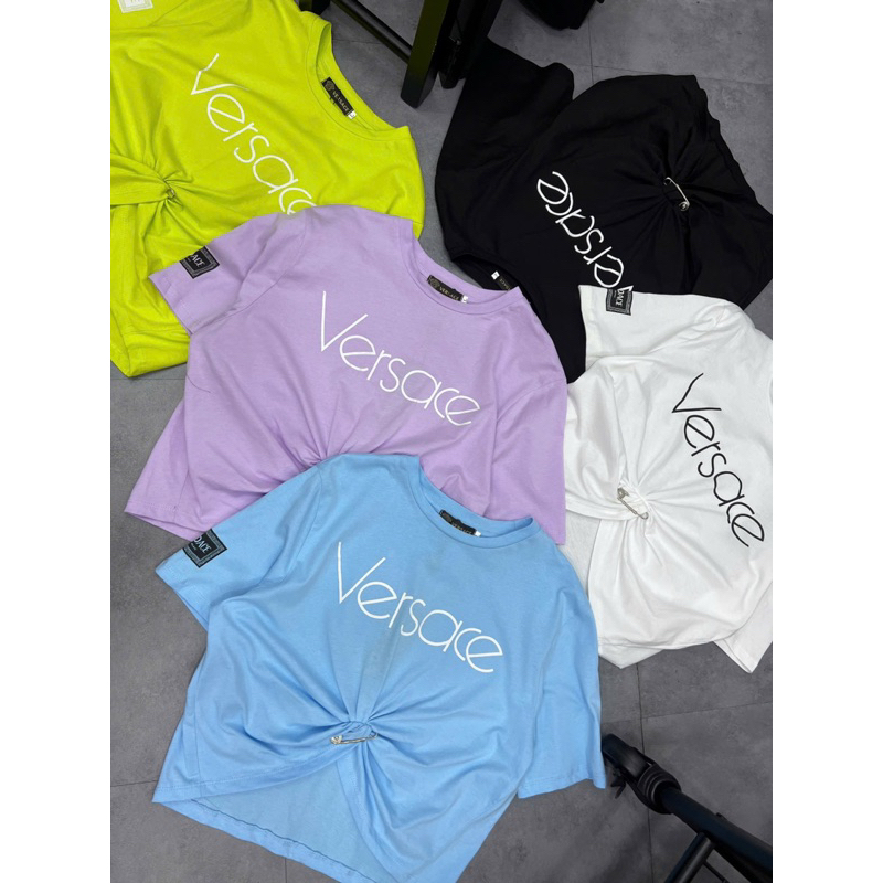 Áo croptop chữ Versace nhiều màu kèm ghim băng bạc