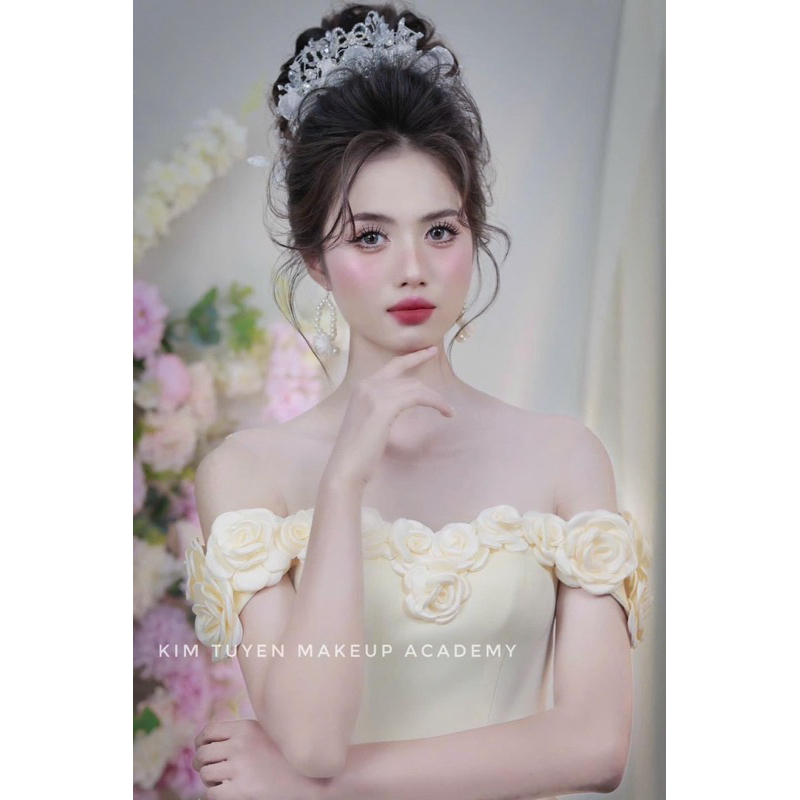 Bờm lấp lánh giả vương miện có hai màu đỏ và trắng
