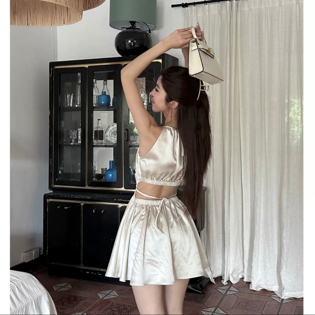 Váy hở lưng cách điệu dây buộc đằng sau váy chữ A hai dây có hai màu trắng đen