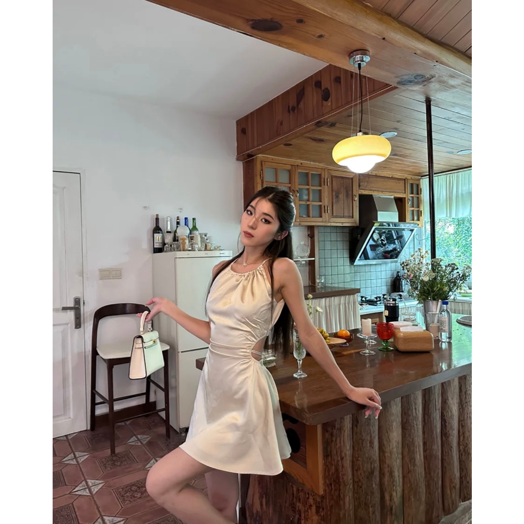 Váy hở lưng cách điệu dây buộc đằng sau váy chữ A hai dây có hai màu trắng đen