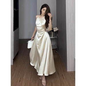 Váy hở lưng cách điệu dây buộc đằng sau váy chữ A hai dây có hai màu trắng đen