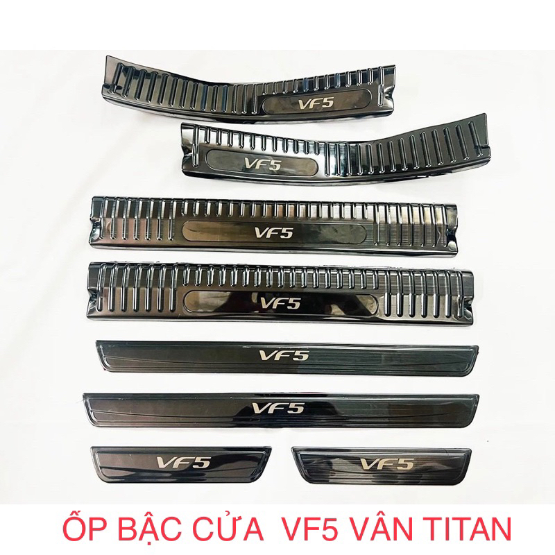 Ốp bậc cửa, nẹp bước chân xe Vinfast Vf5 vân Titan chữ 3D cao cấp