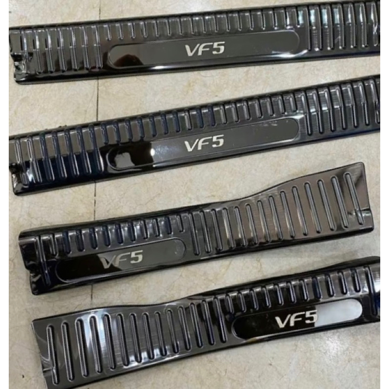 Ốp bậc cửa, nẹp bước chân xe Vinfast Vf5 vân Titan chữ 3D cao cấp