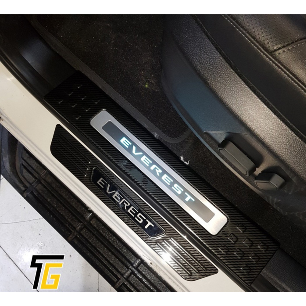 Ốp Bậc Cửa, Nẹp Bước Chân,Ốp Chống Trầy Xe Ford Everest 2017 2018 2019 2020 2021 Mẫu Carbon - 4 chi tiết