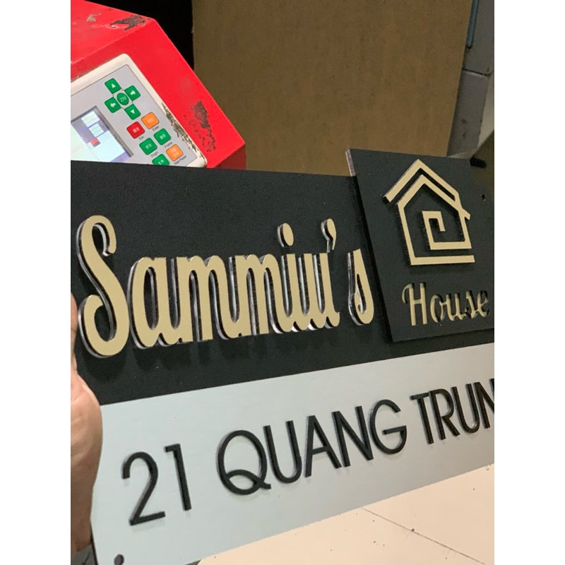 Bảng,bảng số nhà alcorest nền trắng xước + đen sần. số,chữ nổi màu nhũ đồng, ngoài trời cao cấp