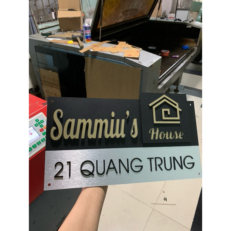Bảng,bảng số nhà alcorest nền trắng xước + đen sần. số,chữ nổi màu nhũ đồng, ngoài trời cao cấp