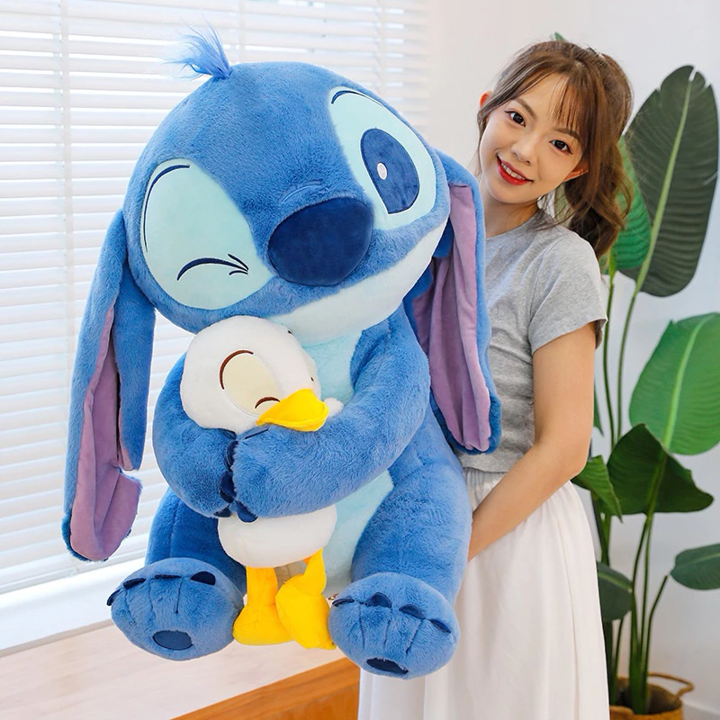 Stitch ôm Vịt Donal