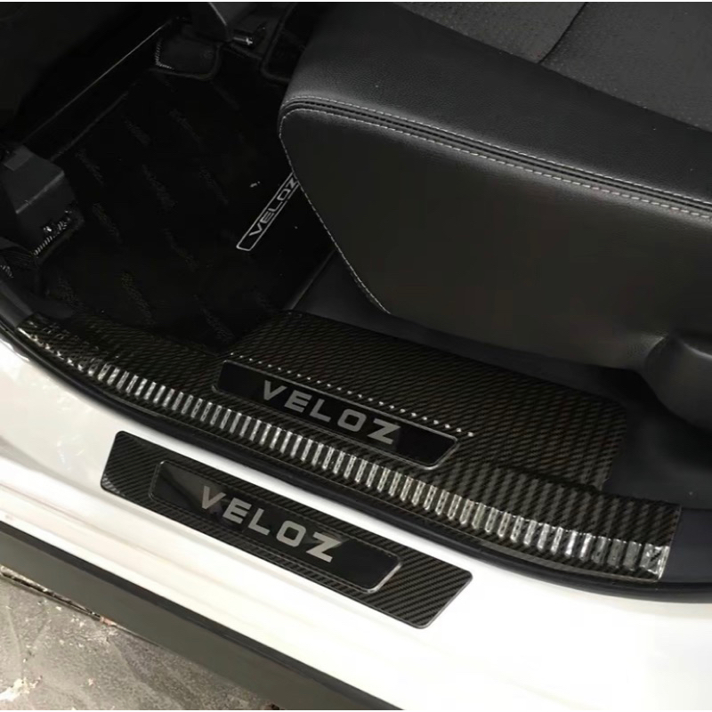 Ốp Bậc Cửa, nẹp bước chân Carbon xe Toyota VeLoz, Veloz Cross 2022-2024 (Hàng cao cấp)