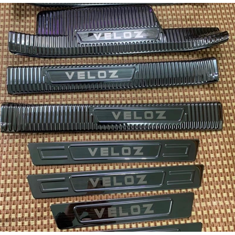 Ốp Bậc Cửa, nẹp bước chân Carbon xe Toyota VeLoz, Veloz Cross 2022-2024 (Hàng cao cấp)